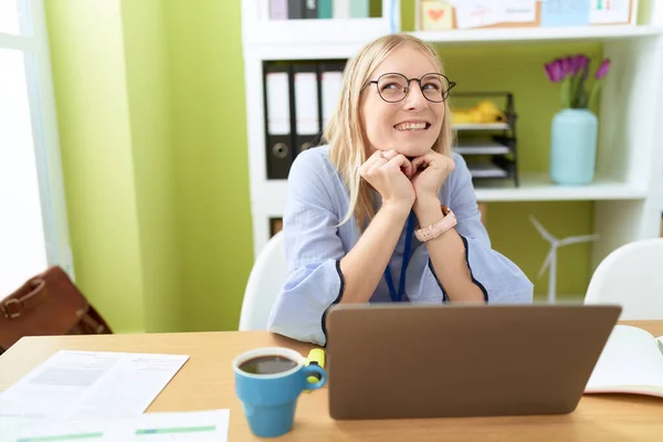 Young Blonde Woman Business Worker Smiling Confident Using Laptop Office — ストック写真