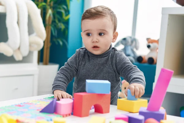 Adorável Bebê Caucasiano Brincando Com Blocos Construção Jardim Infância — Fotografia de Stock