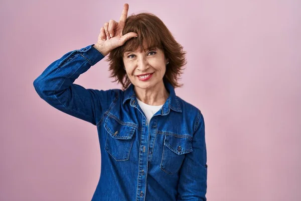 Middle Age Woman Standing Pink Background Making Fun People Fingers — ストック写真