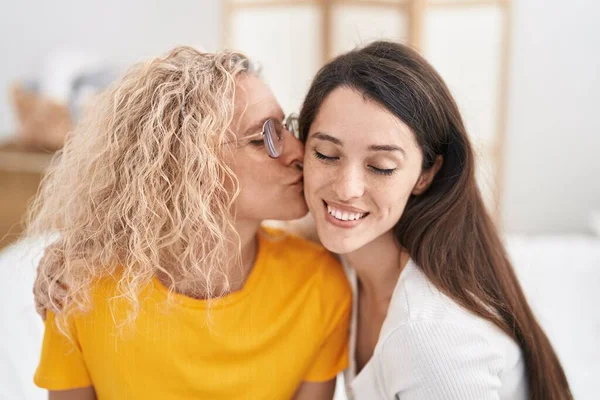 Две Женщины Мать Дочь Обнимают Друг Друга Целуются Спальне — стоковое фото
