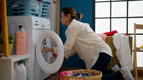 Middle Age Hispanic Woman Washing Clothes Laundry Room — Stock Photo, Image