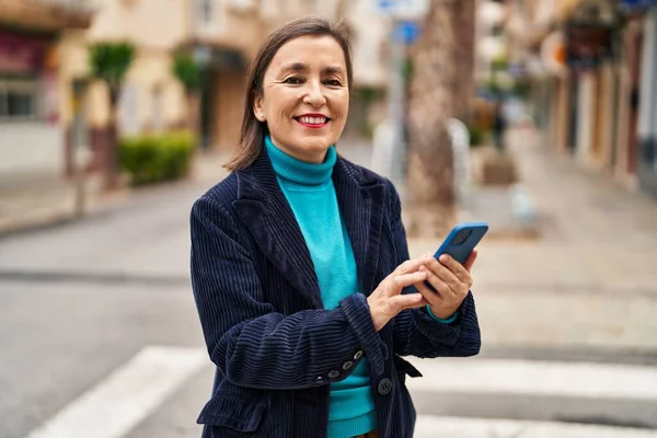 Mujer Mediana Edad Ejecutivo Negocios Utilizando Teléfono Inteligente Calle — Foto de Stock
