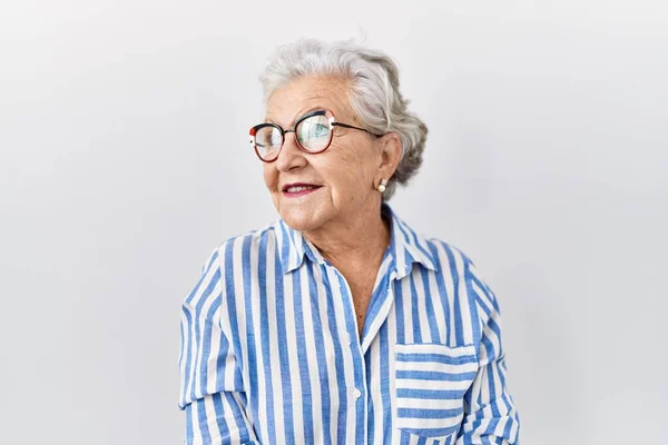 Starsza Kobieta Siwymi Włosami Stojąca Białym Tle Patrząca Bok Uśmiechem — Zdjęcie stockowe