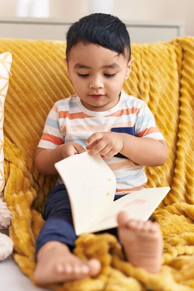 Adorable Niño Hispano Leyendo Libro Sentado Sofá Con Osito Peluche — Foto de Stock