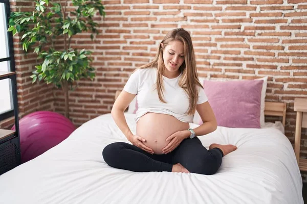 Mladá Těhotná Žena Usměvavá Sebevědomě Dojemné Břicho Ložnici — Stock fotografie