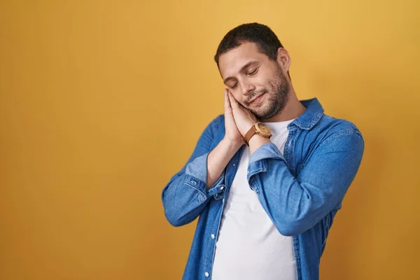 Hispanic Man Standing Yellow Background Sleeping Tired Dreaming Posing Hands — Stock Photo, Image