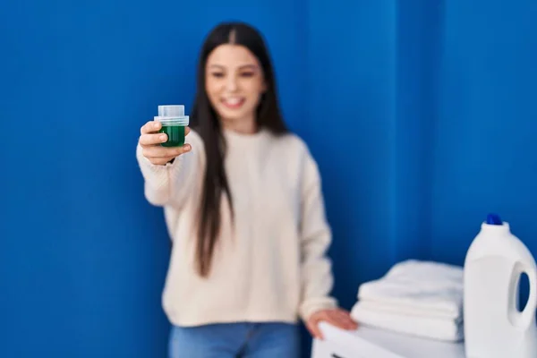 Joven Bella Mujer Hispana Sonriendo Confiada Sosteniendo Detergente Lavandería —  Fotos de Stock