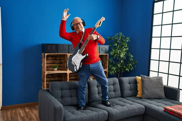 Senior Pria Bermain Gitar Listrik Berdiri Sofa Rumah — Stok Foto