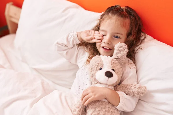 Adorable Blonde Toddler Hugging Teddy Bear Lying Bed Bedroom — Stock Photo, Image
