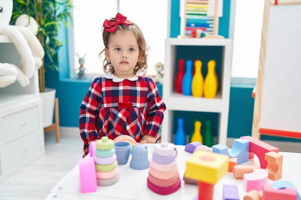 Liebenswertes Blondes Kleinkind Steht Mit Ernster Miene Kindergarten — Stockfoto
