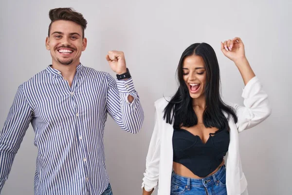 Unga Latinamerikanska Par Står Över Vit Bakgrund Dansar Glad Och — Stockfoto