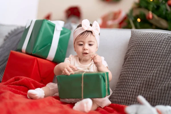 Adorável Criança Abrindo Presente Natal Sentado Sofá Casa — Fotografia de Stock