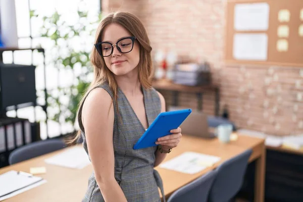 Caucasian Woman Working Office Wearing Glasses Looking Away Side Smile — Stok fotoğraf