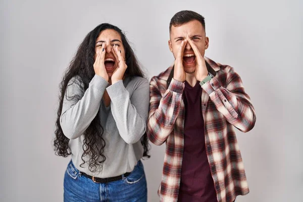 Young Hispanic Couple Standing White Background Shouting Angry Out Loud — Zdjęcie stockowe