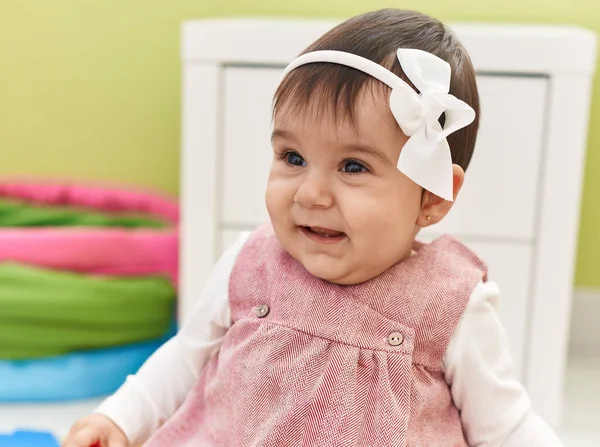 Entzückendes Hispanisches Baby Lächelt Selbstbewusst Auf Dem Boden Kindergarten — Stockfoto