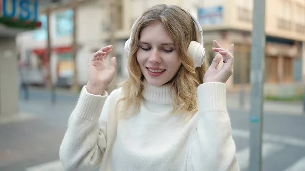 Young Blonde Woman Listening Music Dancing Street — Fotografia de Stock