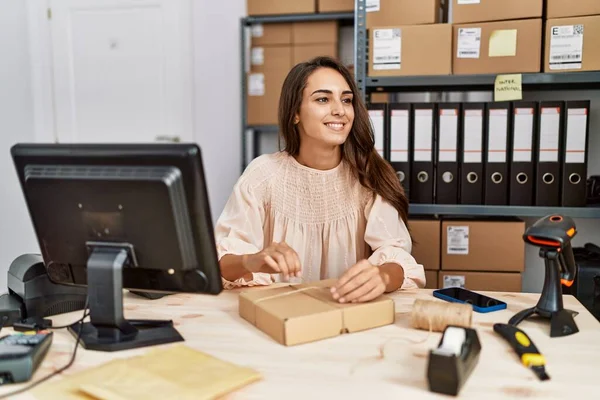 Young Hispanic Woman Smiling Confident Packing Order Storehouse — Foto de Stock