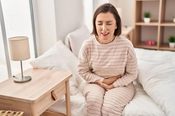Frau Mittleren Alters Leidet Unter Menstruationsschmerzen Wenn Sie Schlafzimmer Auf — Stockfoto