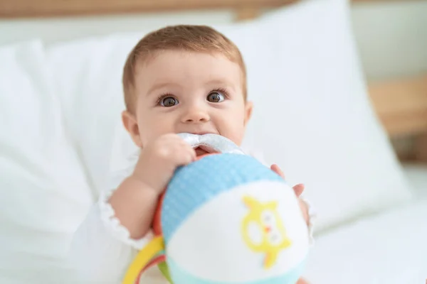 Liebenswert Kleinkind Sitzen Auf Bett Bitting Spielzeug Schlafzimmer — Stockfoto