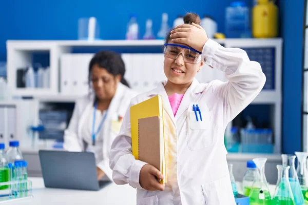 Madre Hija Joven Que Trabajan Laboratorio Científico Estresado Frustrado Con — Foto de Stock