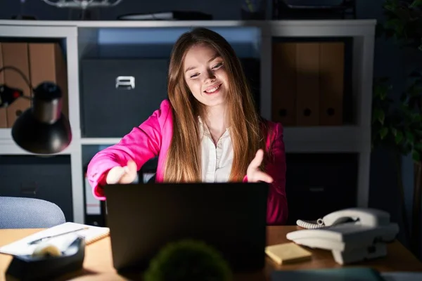 Young Caucasian Woman Working Office Night Looking Camera Smiling Open — Stock fotografie
