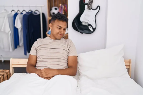 Joven Latino Sonriendo Confiado Sentado Cama Dormitorio — Foto de Stock
