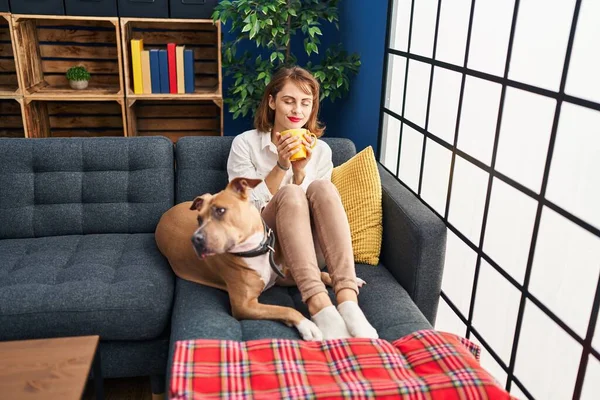Jovem Caucasiana Bebendo Café Sentado Sofá Com Cão Casa — Fotografia de Stock
