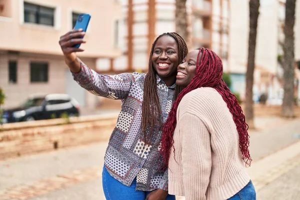 非洲裔美国女性朋友面带微笑 自信地在街上用智能手机自杀 — 图库照片