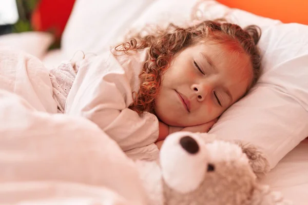Чарівна Блондинка Малюк Лежить Ліжку Спить Плюшевим Ведмедем Спальні — стокове фото