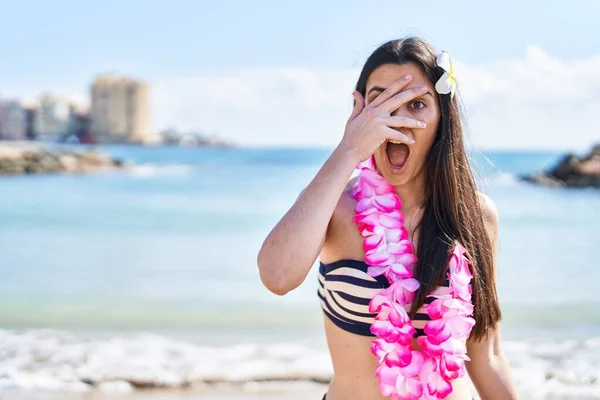 Joven Morena Vestida Con Bikini Playa Asomándose Shock Cubriendo Cara —  Fotos de Stock