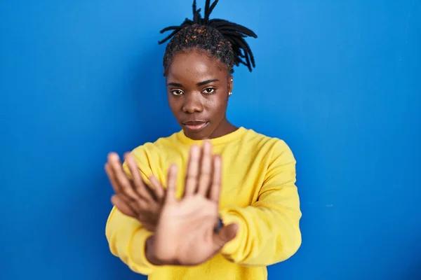 Krásná Černoška Stojící Nad Modrým Pozadí Odmítání Výraz Zkřížené Ruce — Stock fotografie