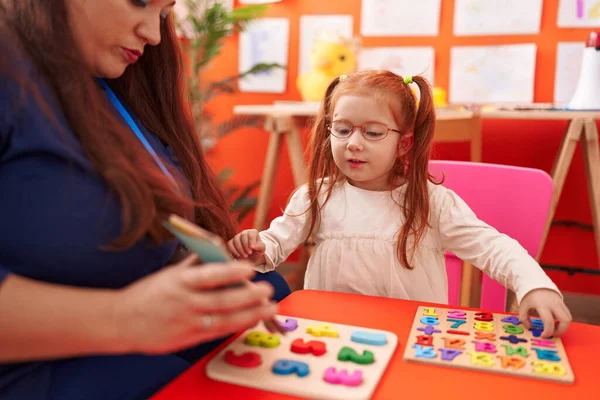 Teacher Student Playing Maths Puzzle Game Looking Cards Kindergarten — Foto Stock