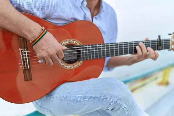 Genç Spanyol Müzisyen Klasik Gitar Çalıyor Deniz Kenarında Balustrade Oturuyor — Stok fotoğraf