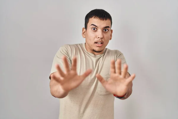 Joven Árabe Vistiendo Camiseta Casual Asustado Aterrorizado Por Miedo Gesto — Foto de Stock