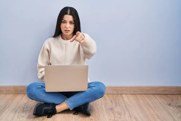 Young Woman Using Laptop Sitting Floor Home Pointing Displeased Frustrated — Stock Photo, Image