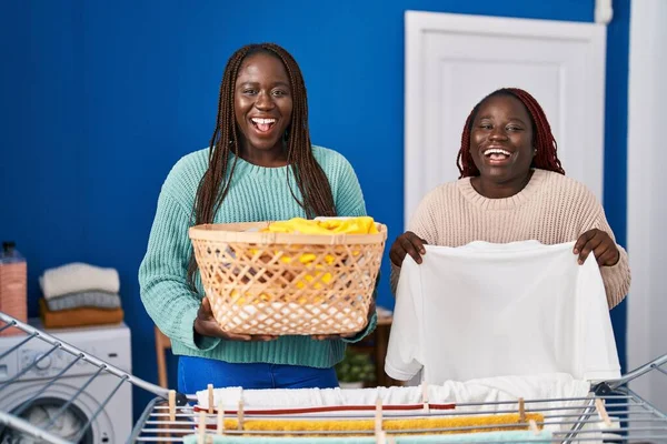 Dos Mujeres Africanas Colgando Ropa Tendedero Sonriendo Riendo Voz Alta — Foto de Stock