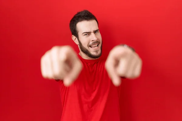 Gündelik Kırmızı Tişörtlü Genç Spanyol Adam Seni Kamerayı Işaret Ediyor — Stok fotoğraf