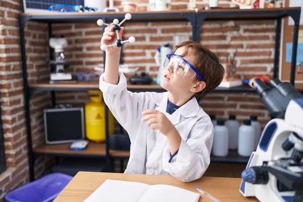 Uroczy Latynoski Student Patrzący Molekuły Klasie Laboratoryjnej — Zdjęcie stockowe