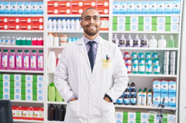 Eczanede kendine gülen genç Latin bir eczacı.