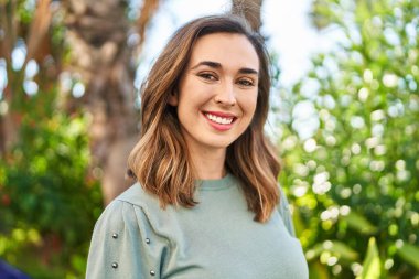 Parkta kendine güvenen genç bir kadın.