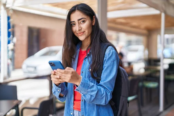 Ung Latinamerikansk Flicka Student Ler Säker Med Hjälp Smartphone Gatan — Stockfoto