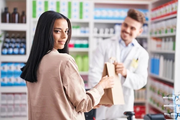 Mężczyzna Kobieta Farmaceuta Klient Trzymający Torbę Zakupy Aptece — Zdjęcie stockowe