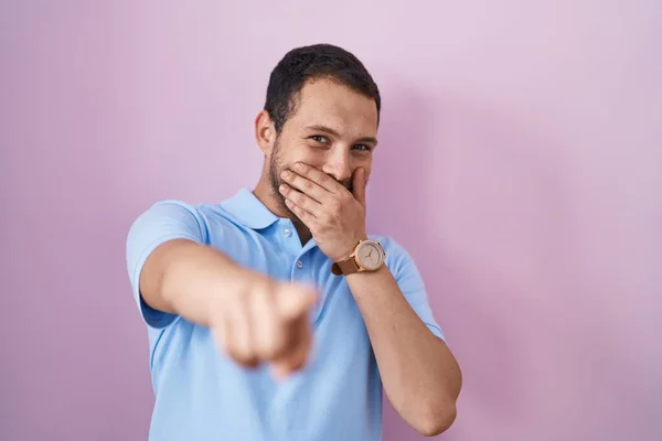 Hispanic Man Standing Pink Background Laughing You Pointing Finger Camera — стоковое фото