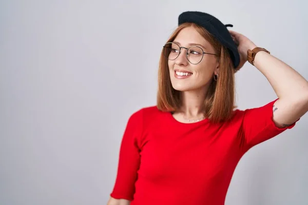 Mujer Pelirroja Joven Pie Con Gafas Boina Sonriente Seguro Tocar — Foto de Stock