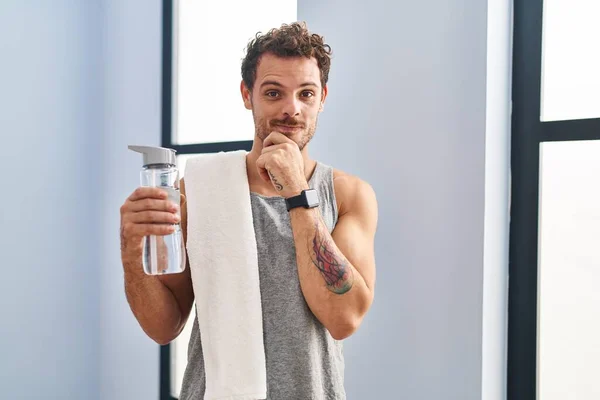 Young Hispanic Man Wearing Sportswear Drinking Water Looking Confident Camera — Stock Photo, Image
