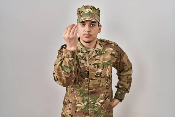 Jovem Árabe Homem Vestindo Camuflagem Exército Uniforme Fazendo Italiano Gesto — Fotografia de Stock