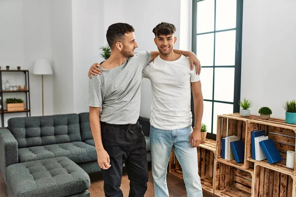 Dos Hombres Hispanos Pareja Sonriendo Confiados Abrazándose Casa —  Fotos de Stock