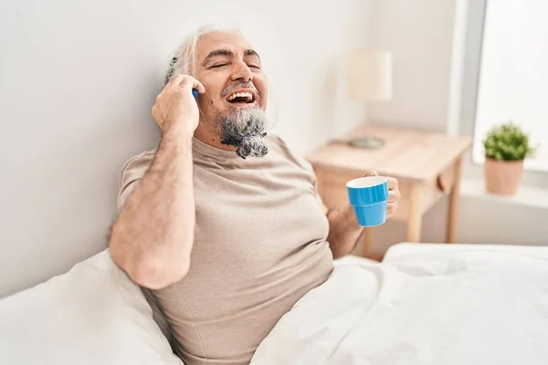 Středního Věku Šedovlasý Muž Mluví Smartphone Pití Kávy Ložnici — Stock fotografie