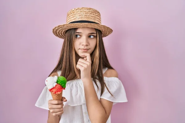アイスクリームを持っている10代の女の子は 質問について心配し 心配し 顎に手で緊張 — ストック写真