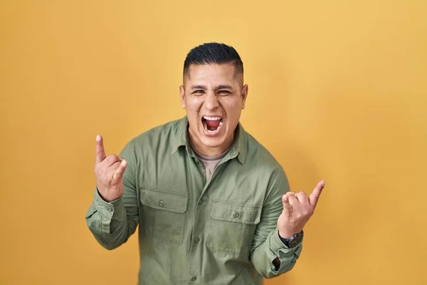 Hispanic Young Man Standing Yellow Background Shouting Crazy Expression Doing — Stock fotografie